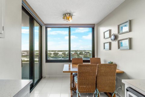 Condo in Palm Beach, Florida, 2 bedrooms  № 972940 - photo 22