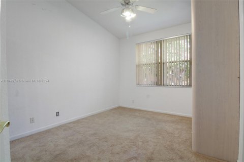 House in Coral Springs, Florida 5 bedrooms, 315.87 sq.m. № 1398346 - photo 18