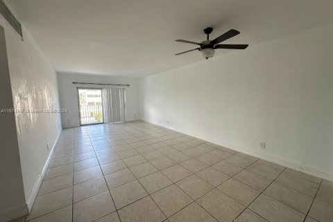 Condo in North Bay Village, Florida, 2 bedrooms  № 1398296 - photo 5