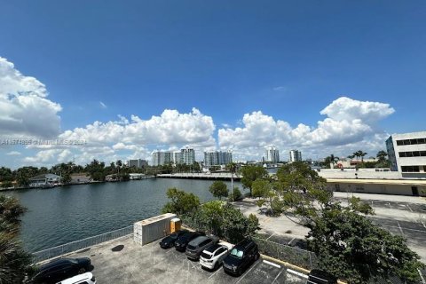 Condominio en venta en North Bay Village, Florida, 2 dormitorios, 106.74 m2 № 1398296 - foto 1