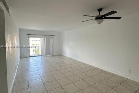 Condo in North Bay Village, Florida, 2 bedrooms  № 1398296 - photo 6