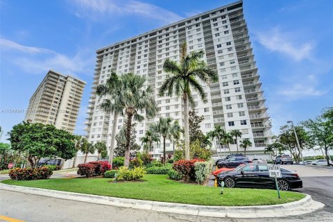 Condo in Sunny Isles Beach, Florida, 2 bedrooms  № 1080956 - photo 2