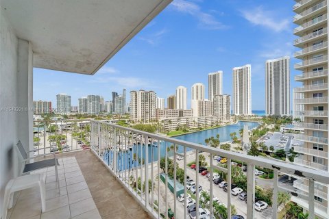 Condo in Sunny Isles Beach, Florida, 2 bedrooms  № 1080956 - photo 30