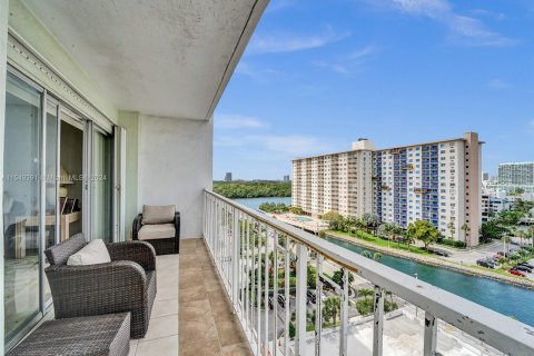 Condo in Sunny Isles Beach, Florida, 2 bedrooms  № 1080956 - photo 28