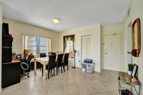 Copropriété à vendre à Sunny Isles Beach, Floride: 2 chambres, 125.42 m2 № 1080956 - photo 14