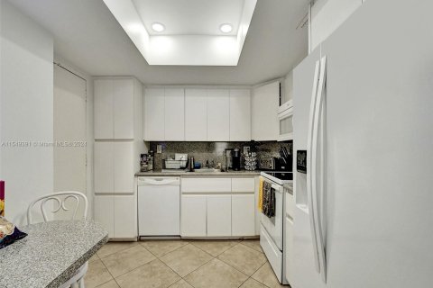 Condo in Sunny Isles Beach, Florida, 2 bedrooms  № 1080956 - photo 27