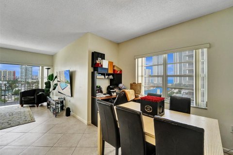 Condominio en venta en Sunny Isles Beach, Florida, 2 dormitorios, 125.42 m2 № 1080956 - foto 15