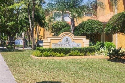 Condominio en venta en Hialeah, Florida, 2 dormitorios, 135.45 m2 № 1099787 - foto 1