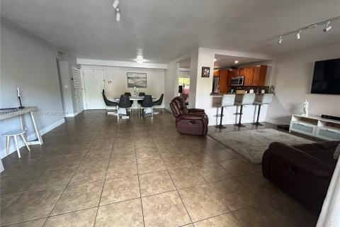 Condominio en venta en Hialeah, Florida, 2 dormitorios, 135.45 m2 № 1099787 - foto 6