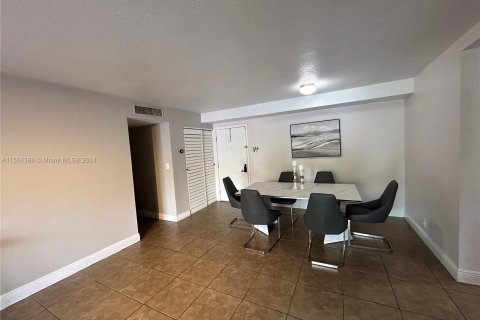 Condominio en venta en Hialeah, Florida, 2 dormitorios, 135.45 m2 № 1099787 - foto 3