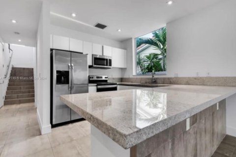 Immobilier commercial à vendre à Miami, Floride: 389.63 m2 № 1080338 - photo 5