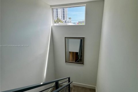 Immobilier commercial à vendre à Miami, Floride: 389.63 m2 № 1080338 - photo 12