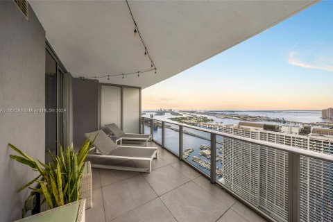 Condo in Miami, Florida, 3 bedrooms  № 1382033 - photo 1