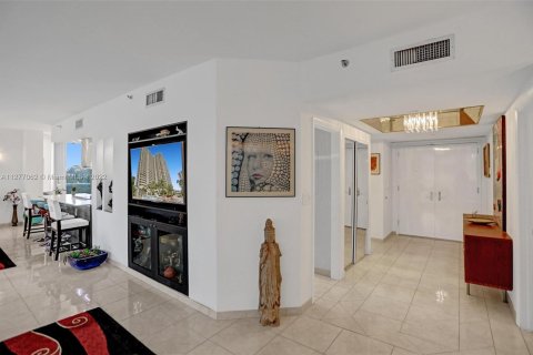 Condominio en venta en Aventura, Florida, 2 dormitorios, 167.22 m2 № 120560 - foto 20