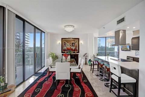 Condominio en venta en Aventura, Florida, 2 dormitorios, 167.22 m2 № 120560 - foto 1