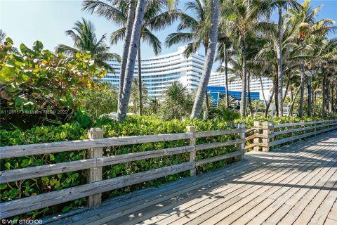 Condo in Miami Beach, Florida, 2 bedrooms  № 75447 - photo 19