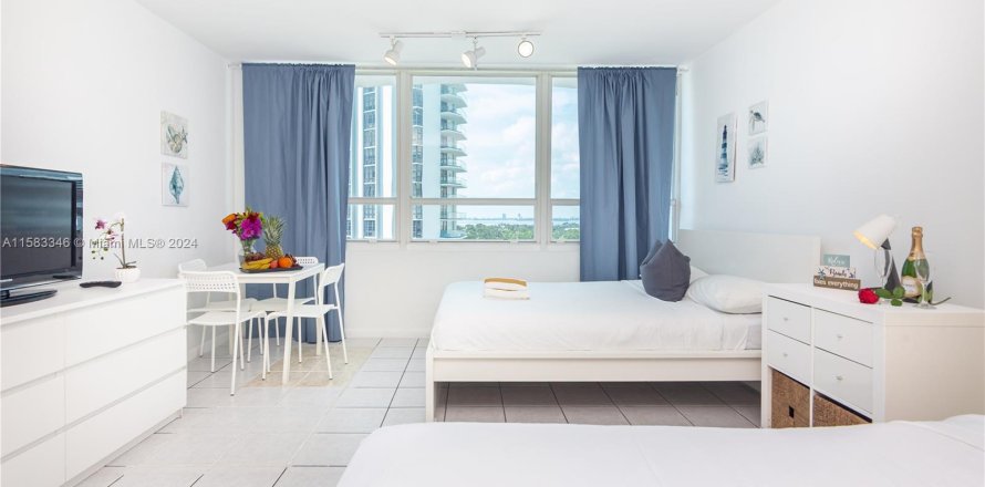 Estudio en el Condominio en Miami Beach, Florida  № 1173296