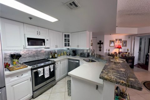 Condo in Miami, Florida, 2 bedrooms  № 1404558 - photo 10