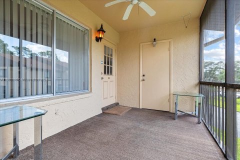 Condo in Greenacres, Florida, 2 bedrooms  № 1410945 - photo 13