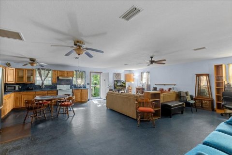 House in Chiefland, Florida 2 bedrooms, 170.57 sq.m. № 1349779 - photo 3