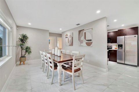 House in Miami, Florida 5 bedrooms, 192.49 sq.m. № 1376059 - photo 6