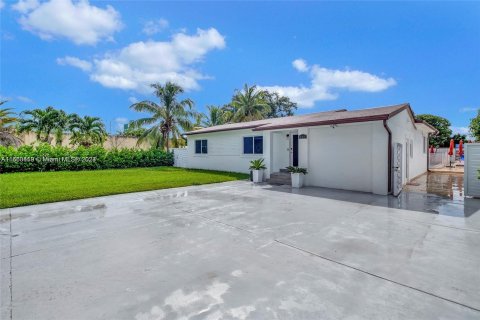 Villa ou maison à vendre à Miami, Floride: 5 chambres, 192.49 m2 № 1376059 - photo 3