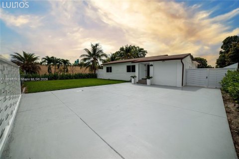 Villa ou maison à vendre à Miami, Floride: 5 chambres, 192.49 m2 № 1376059 - photo 2