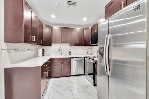 Casa en venta en Miami, Florida, 5 dormitorios, 192.49 m2 № 1376059 - foto 8