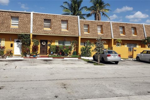 Townhouse in Sunrise, Florida 3 bedrooms, 133.78 sq.m. № 1003610 - photo 1