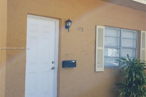 Townhouse in Sunrise, Florida 3 bedrooms, 133.78 sq.m. № 1003610 - photo 3