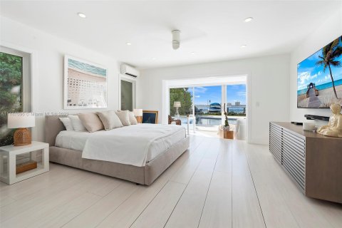 Villa ou maison à vendre à Miami Beach, Floride: 4 chambres, 336.77 m2 № 707854 - photo 17