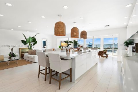 Villa ou maison à vendre à Miami Beach, Floride: 4 chambres, 336.77 m2 № 707854 - photo 2