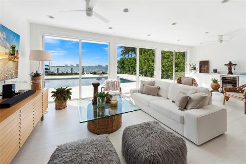 Villa ou maison à vendre à Miami Beach, Floride: 4 chambres, 336.77 m2 № 707854 - photo 6