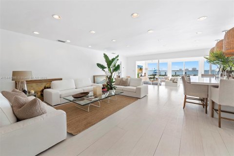 Villa ou maison à vendre à Miami Beach, Floride: 4 chambres, 336.77 m2 № 707854 - photo 10