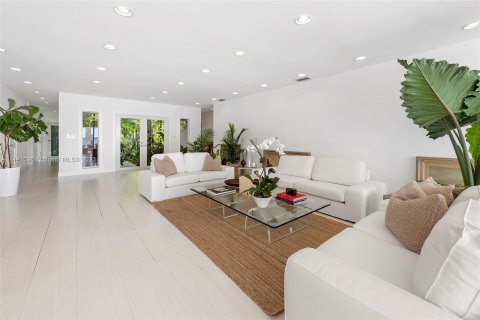 Villa ou maison à vendre à Miami Beach, Floride: 4 chambres, 336.77 m2 № 707854 - photo 11