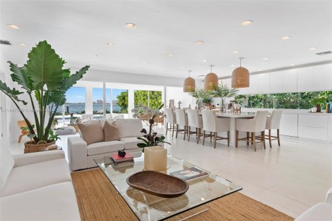Villa ou maison à vendre à Miami Beach, Floride: 4 chambres, 336.77 m2 № 707854 - photo 1