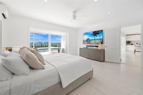Villa ou maison à vendre à Miami Beach, Floride: 4 chambres, 336.77 m2 № 707854 - photo 18
