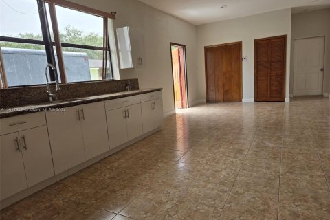 House in Miami, Florida 5 bedrooms, 413.97 sq.m. № 1240052 - photo 27