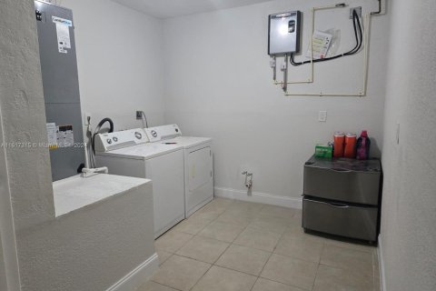 House in Miami, Florida 5 bedrooms, 413.97 sq.m. № 1240052 - photo 21