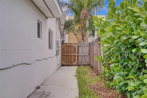 Casa en venta en Oakland Park, Florida, 5 dormitorios, 201.69 m2 № 1206127 - foto 5