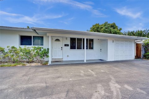 House in Oakland Park, Florida 5 bedrooms, 201.69 sq.m. № 1206127 - photo 1