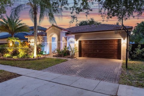 Villa ou maison à vendre à Pembroke Pines, Floride: 4 chambres, 199.65 m2 № 1206126 - photo 1