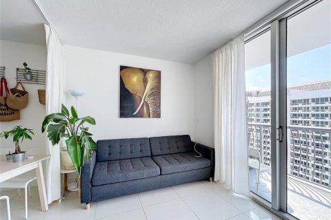 Condo in Miami, Florida, 6 rooms  № 1387115 - photo 15