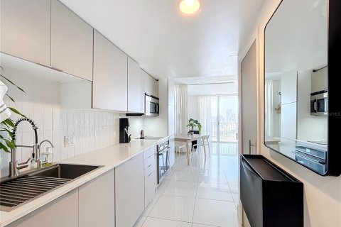 Condominio en venta en Miami, Florida, 6 habitaciones, 46.73 m2 № 1387115 - foto 3