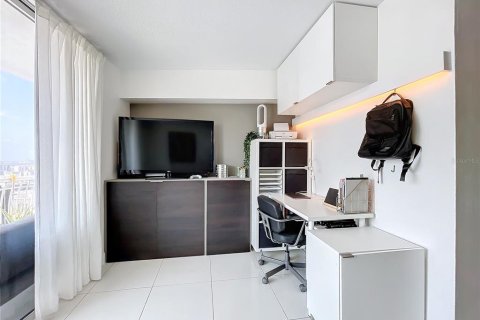 Condo in Miami, Florida, 6 rooms  № 1387115 - photo 13