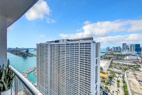 Condo in Miami, Florida, 6 rooms  № 1387115 - photo 1