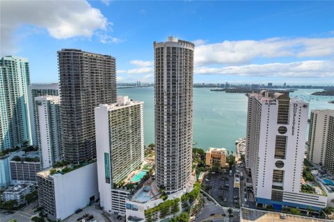 Condo in Miami, Florida, 6 rooms  № 1387115 - photo 2