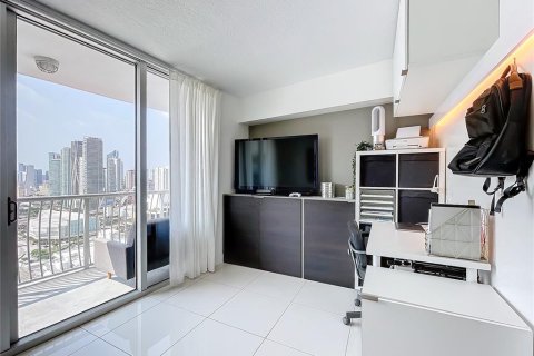 Condo in Miami, Florida, 6 rooms  № 1387115 - photo 12