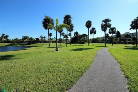 Condo in Pompano Beach, Florida, 1 bedroom  № 1183086 - photo 1