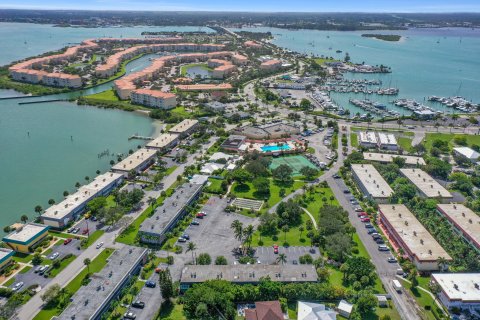 Condo in Hutchinson Island South, Florida, 1 bedroom  № 670643 - photo 30